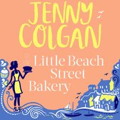 Boekomslag: Jenny Colgan & Little Beach Street Bakery. Een silhouet van een bakker met een taart, een kustdorpje en de titel in gele letters op een perzikkleurige achtergrond.