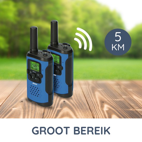 Twee blauwe Alecto walkietalkies met zwart detail, met een bereik van 5 km.