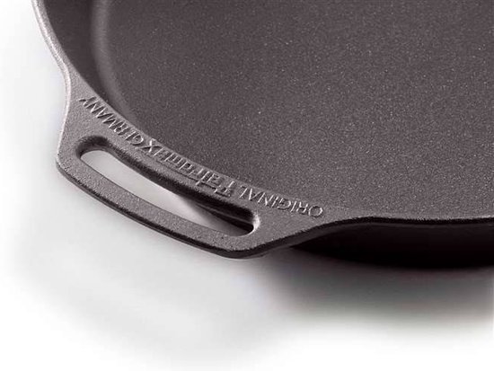 Detail van de oor-handgreep van een gietijzeren pan met de tekst 'Original Petromax Germany'.