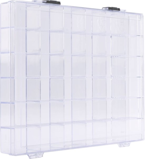 Boîte de rangement transparente fermée à 36 compartiments, fermetures noires sur le dessus.