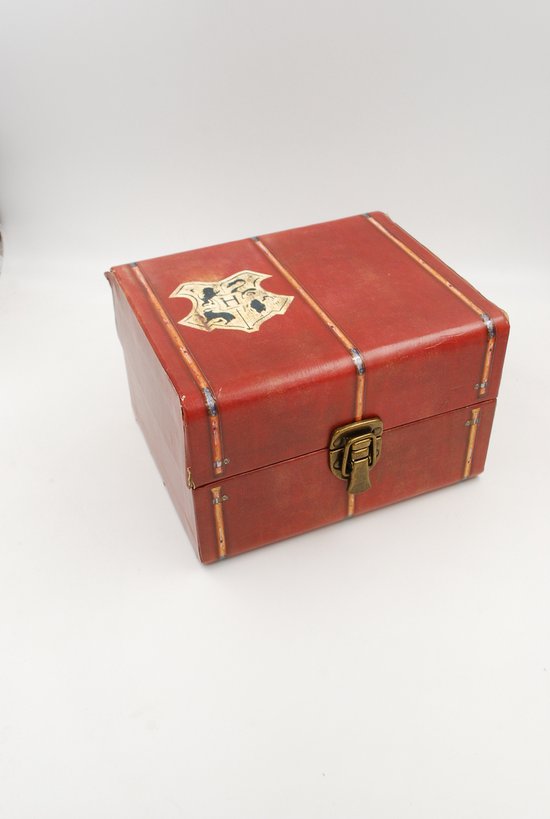 Rode kist met gouden accenten en een Hogwarts-wapenschild, met metalen sluiting.