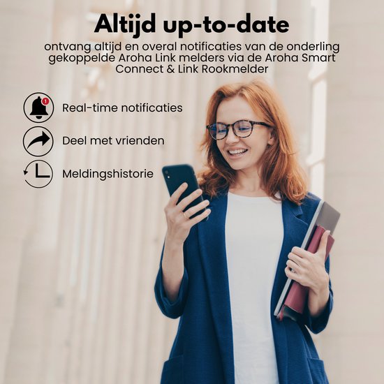 Vrouw met bril en rode haren die op een smartphone kijkt, met icoontjes voor notificaties.
