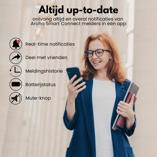 Vrouw met bril gebruikt smartphone met Aroha Smart Connect app. Real-time notificaties, deel met vrienden, meldingshistorie, batterijstatus, mute-knop.