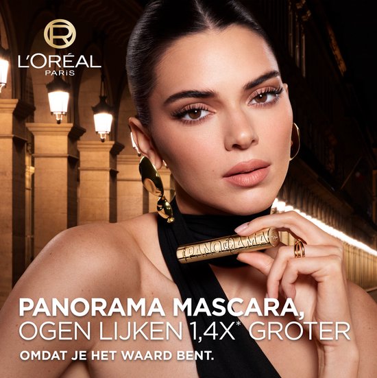 Model met gouden mascara, in de stad. Tekst: 'PANORAMA MASCARA, OGEN LIJKEN 1.4X GROTER'.