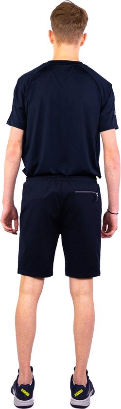 Achterkant van een zwarte tennisoutfit voor heren, met t-shirt en short.