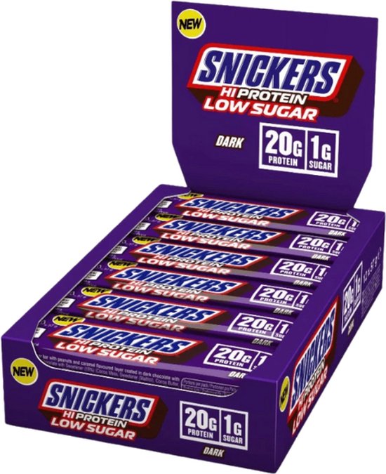 Doos met Snickers Hi-Protein Low Sugar repen in de smaak Dark. Verpakking met "NEW" en "HI PROTEIN LOW SUGAR" logo.