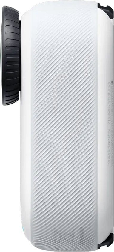 Zijaanzicht van de witte Insta360 GO 3S actiecamera met geribbelde textuur.