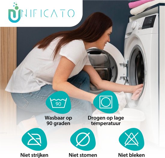 Een vrouw doet een witte matrasbeschermer in de wasmachine. Wasbaar op 90 graden, drogen op lage temperatuur.