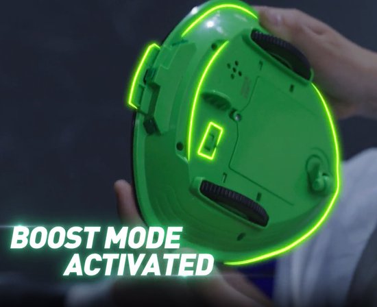 Hand die de onderkant van de groene SoccerBot vasthoudt met actieve boost mode-effecten.