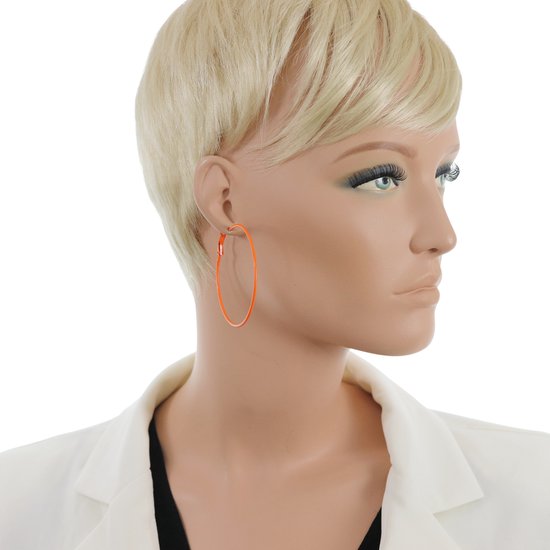 Model met korte blonde coupe draagt een grote, neonoranje oorring.