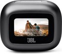 Zwart JBL oplaadcase met display dat een afbeelding van een vader en kind in de bergen toont.
