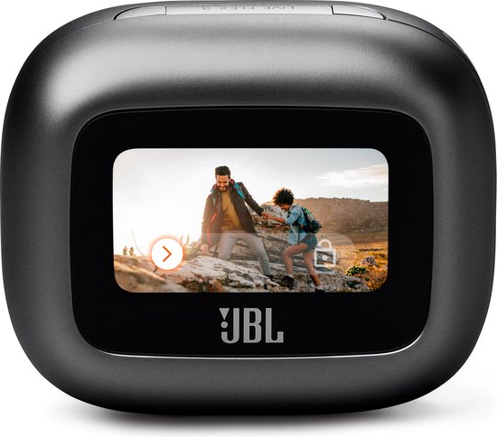 Zwart JBL oplaadcase met display dat een afbeelding van een vader en kind in de bergen toont.
