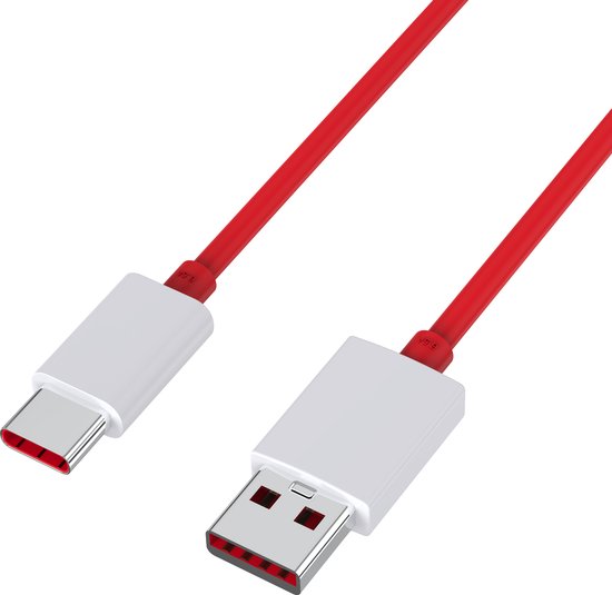 Gros plan d'un câble rouge USB C vers USB A avec des connecteurs blancs.
