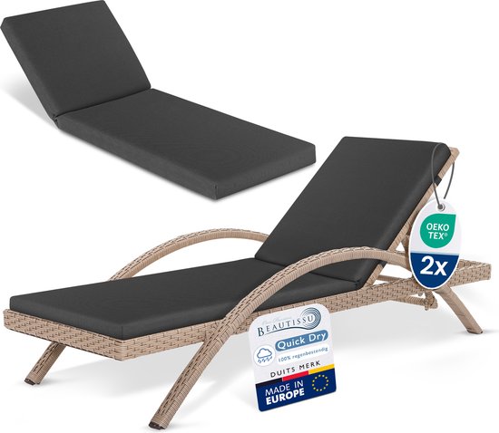 Liggende tuinstoel met een kussen van antraciet stof en een gevlochten frame.
