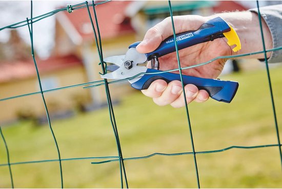 Hand met een blauwe Rapid FP20 hekwerktang die groen draad van een hekwerk knipt. Gele grijper aan de onderkant.