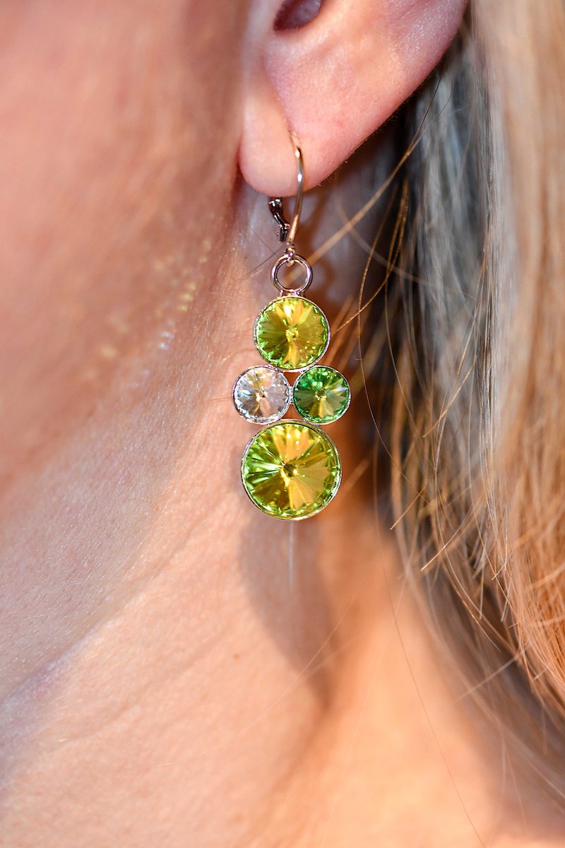 VEGA oorbellen - Ø 3 cm Lengte 4,3 cm -Handgemaakt - Italiaans design met SWAROVSKI ELEMENTS™ -Juweel gemaakt van gerhodineerd materiaal.