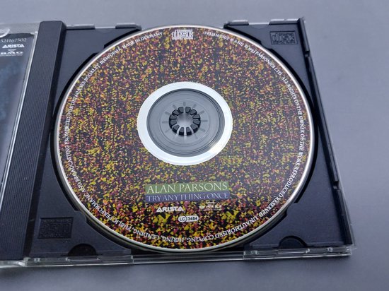 CD met kleurrijk, abstract patroon en titel 'Try Anything Once'.