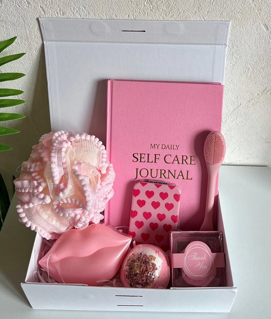 Verwen cadeau voor vrouwen - Wellness pakket - Bad bom - Bloem zeep - Lip masker box - Loofah - Hartjes spiegel - Self-care dagboek - Rituals - Valentijn - Moederdag - Vriendin - Verjaardag - 8 delig - Cadeaudoos met strik - Mai romantic