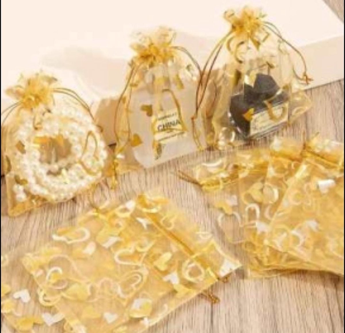 Organza zakjes - Mooi - 10 x 12 cm - 25 stuks – Prachtig – Delicaat – Snoep – Sieraden – Kleine cadeautjes – Decoratie – Feesten – Geschenkjes – GOUDEN MET HARTJES- R 10x12