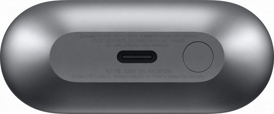 Onderkant van de grijze Samsung Galaxy Buds3 Pro oplaadcase met USB-C poort.