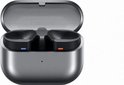 Grijze Samsung Galaxy Buds3 Pro in open oplaadcase, met oplaadindicatoren.
