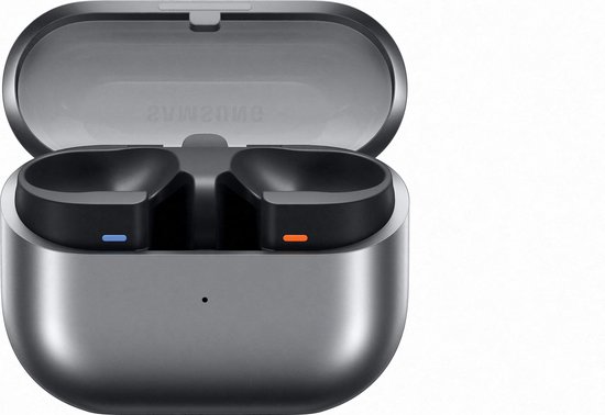Grijze Samsung Galaxy Buds3 Pro in open oplaadcase, met oplaadindicatoren.