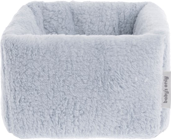 Baby's Only commodemandje Cozy in misty blue, van zachte pluche stof. Het merklogo is zichtbaar op het label.