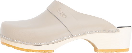 Lage beige clog van Skolys met een gesp en houten zool. Gestikt rondom de zool.