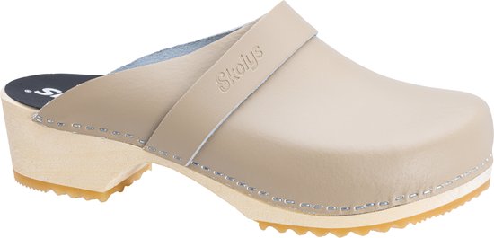 Beige clog van Skolys, van opzij gezien. Houten zool en gestikte rand. Logo op de gesp.