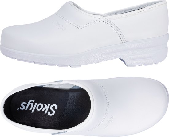 Set van twee witte Skolys klompen, zijkant en bovenkant, met zwarte binnenzool.