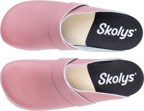 Bovenanzicht van pastelroze Skolys klompen met zwarte binnenzool en wit Skolys logo.