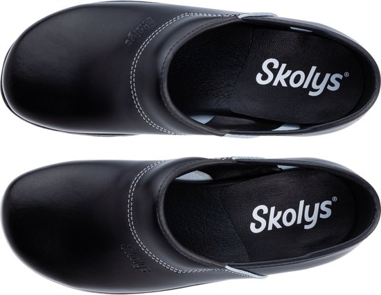 Twee zwarte Skolys klompen, van bovenaf gezien, met witte stiksels en logo op de binnenzool.