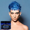 Model met kort, felblauw geverfd haar en opvallende make-up, met een pot Attitude Brave haarverf ernaast.