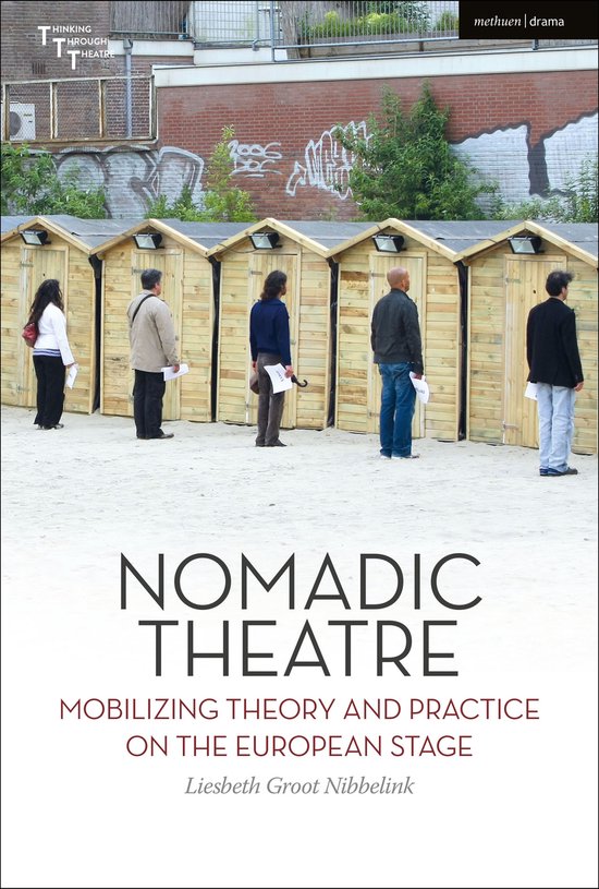 Boekomslag met de titel 'Nomadic Theatre'. Vijf mensen staan voor houten strandhuisjes.