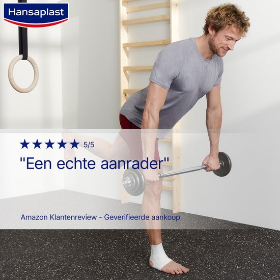 Man met een ingetapte enkel die een halter optilt, met een review: "Een echte aanrader" 5/5.