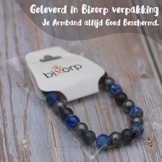 Elastische armband met blauwe lapis lazuli, zwarte onyx en grijze hematiet kralen, verpakt in Bixorp verpakking.