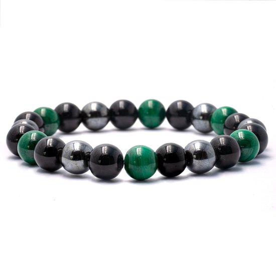 Een armband van 8mm kralen in groen, zwart en grijs, gedrapeerd op een witte achtergrond.
