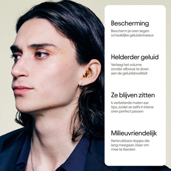 Man met gouden oordopje in zijn oor, met tekst over de voordelen.