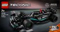 Zwarte LEGO Technic Mercedes-AMG F1 W14 raceauto met 'Pull-Back' functie, op een racebaan.