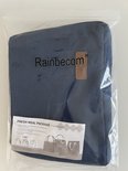 Blauwe lunchtas met 'Rainbecom' en 'Tasty Food' logo, verpakt in plastic met informatie-etiket.