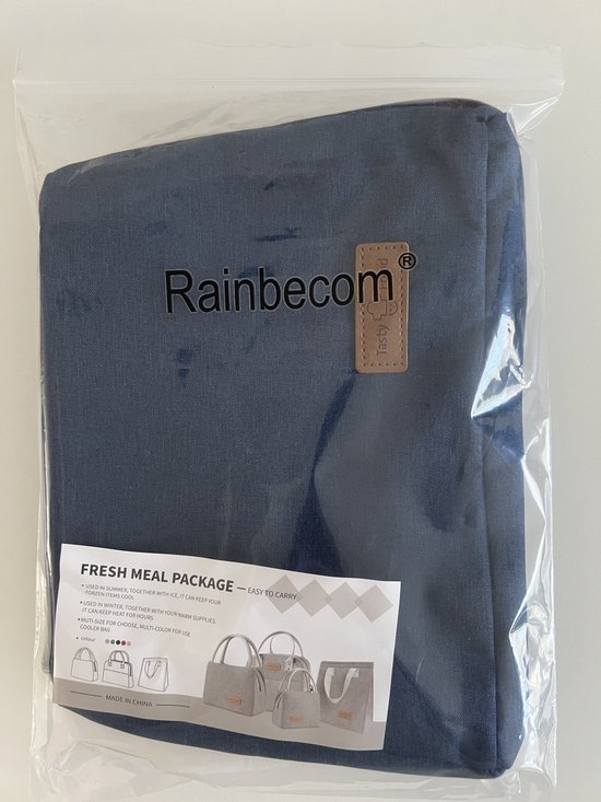 Blauwe lunchtas met 'Rainbecom' en 'Tasty Food' logo, verpakt in plastic met informatie-etiket.