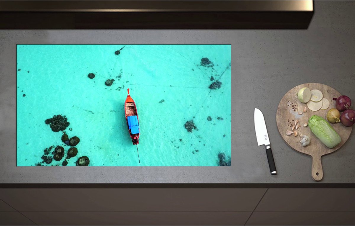 Inductieplaat Beschermer - Bovenaanzicht van Smalle Houten Vissersboot op Helderblauwe Oceaan - 90x52 cm - 2 mm Dik - Inductie Beschermer - Bescherming Inductiekookplaat - Kookplaat Beschermer van Zwart Vinyl
