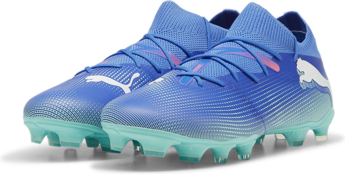PUMA FUTURE 7 MATCH FG/AG voetbalschoenen in blauw met witte en groene accenten, maat 46, met adaptief bovenwerk.