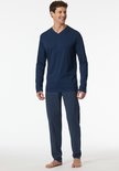 Man draagt een donkerblauwe pyjamaset.