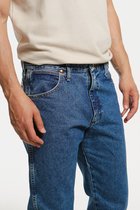 Blauwe jeans met vijf zakken, gedragen door een man.