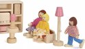 Houten poppenhuis meubels met 3 poppen, waaronder een staande pop met rood-wit gestreepte trui en blauwe broek.