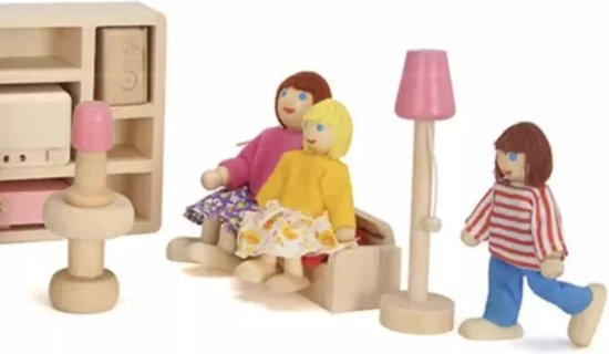 Houten poppenhuis meubels met 3 poppen, waaronder een staande pop met rood-wit gestreepte trui en blauwe broek.