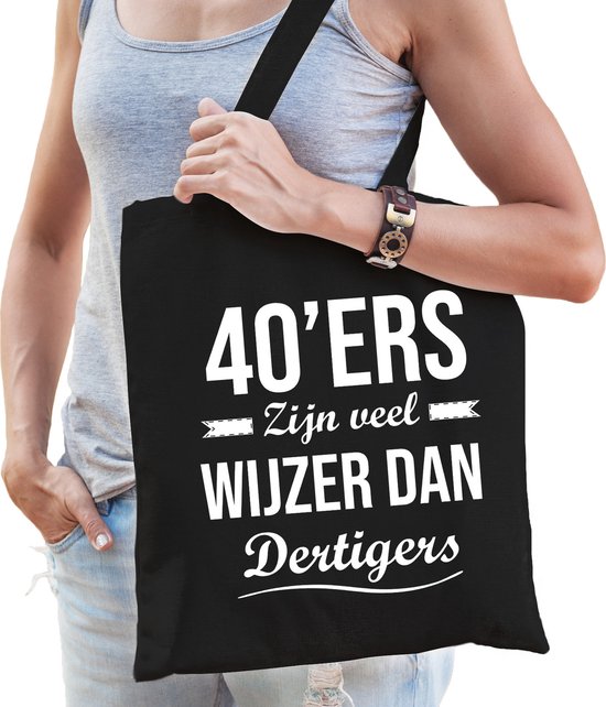 Sac noir avec texte blanc : "Les 40'ERS sont beaucoup plus sages que les trentenaires".