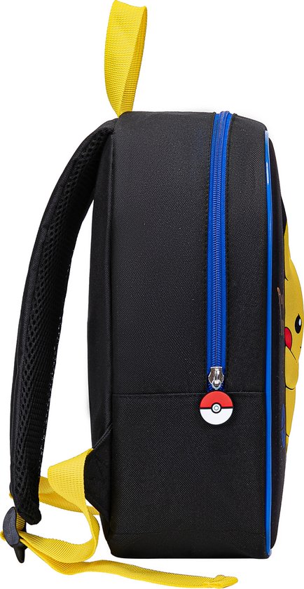 Zijkant van een zwarte Pokémon rugzak met gele banden, blauwe rits en Pikachu-print.