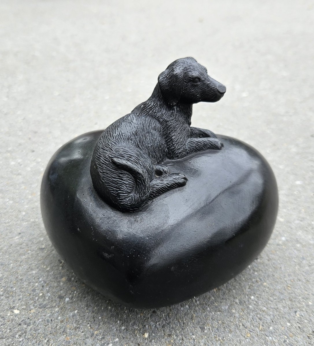 URN / HOND / ASURN / HARTVORM MET HOND
